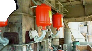 Im Hochtemperaturbereich beseitigen Blaster-Luftkanonen Ansätze an den Wänden eines Zementofens.  (Bild: VSR)