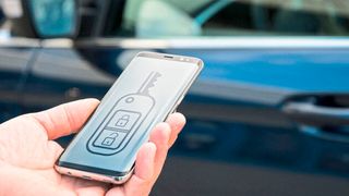 Virtueller Schlüssel: Eine App ersetzt künftig den Autoschlüssel und macht viele neue Funktionen möglich. (Bild: Allianz)