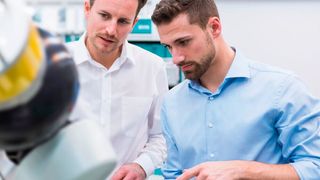 Conrad Electronic will mit seiner Sourcin Platform sowohl KMU als auch Großkunden bei Automatisierungsprojekten hilfreich unter die Arme greifen. Hier erklärt das Unternehmen, wie das zu verstehen ist. (Bild: Westend61/Getty Images)