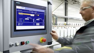 Das Bediengehäuse verfügt über abgerundete Ecken zum Schutz vor Verletzungen und zeichnet sich durch formschönes Design an der Bedienseite aus. (Bild: Rittal)