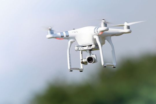 Wer Drohnen für Marketingmaßnahmen nutzt, sollte die gesetzlichen Vorschriften genau beachten.(Bild:  © tostphoto - stock.adobe.com)
