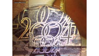 Abb. 1: Fälschung –  Ein nachträglich eingesetztes Hologramm, dessen Ränder unter dem Mikroskop eindeutig erkennbar sind.  (Bild: Martin Fischer)