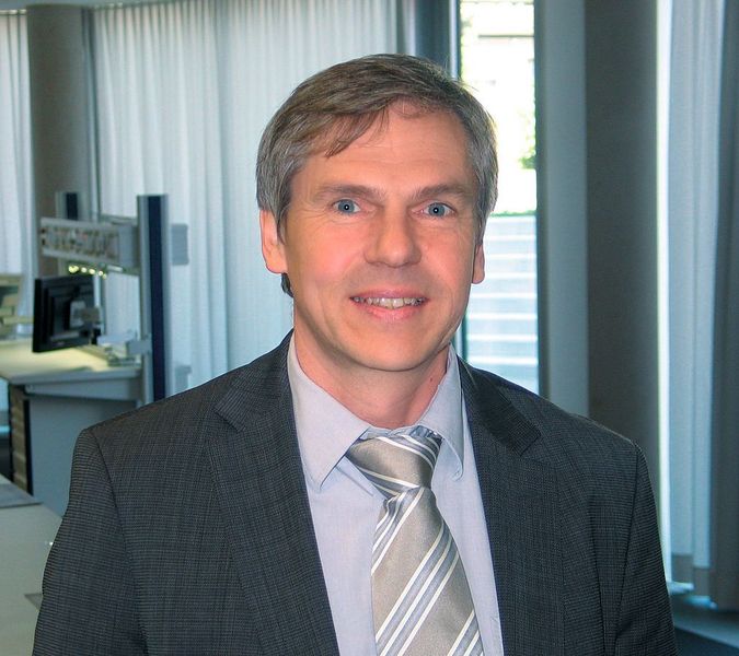 „Blau angereichertes Licht verbessert je nach Blauanteil die Arbeitsergebnisse und die Konzentration“, erläuterte Dr. med Dipl.-Ing. Herbert Plischke, Geschäftsführer der Generation Research Programm (GRP) des humanwissenschaftlichen Zentrums der Ludwig-Maximilians-Universität in Bad Tölz.  (Bild: Kuttkat)