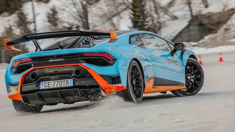 Das Heck des Huracan STO bricht leicht aus, es anschließend einzufangen, gestaltet sich nicht immer einfach. (Bild: Lamborghini)