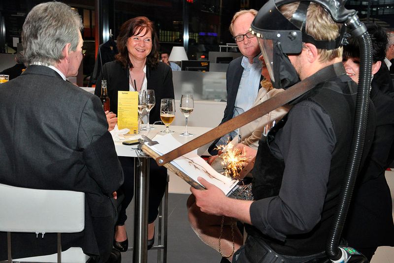 Ein „Pyrograf“, der mit brennenden Wunderkerzen zeichnete, fertigte Porträts der Gäste an. (Foto: Grimm)