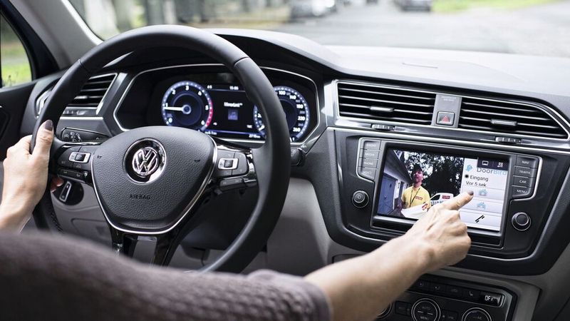 Über die We-Connect-App von Volkswagen lässt sich vom Auto aus die Haustür öffnen. Das ist nur eine von vielen Functions on Demand, die sich bei bestimmten Modellen auch für einen Gebrauchtwagen dazubuchen lassen.(Bild:  Volkswagen AG)
