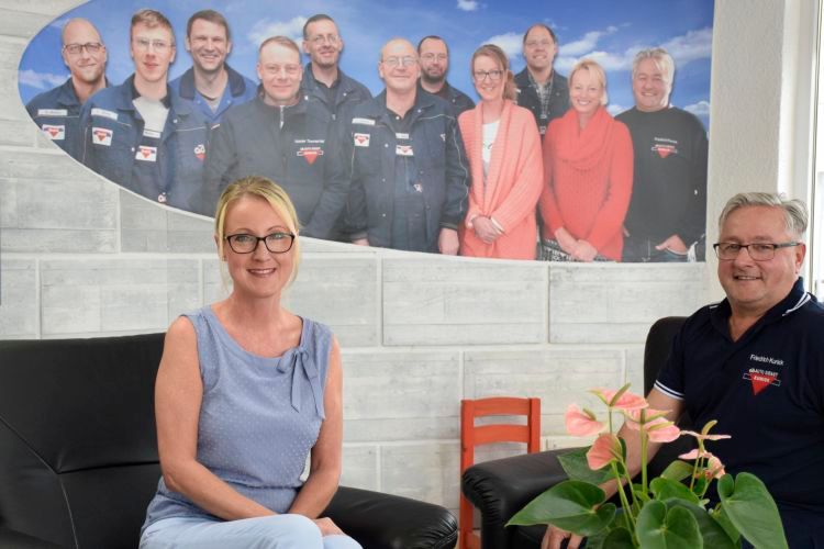 Manuela Rothbart und Friedrich Kunick sind ein eingespieltes Team bei der Serviceannahme. (Bild: Rubbel/»kfz-betrieb«)