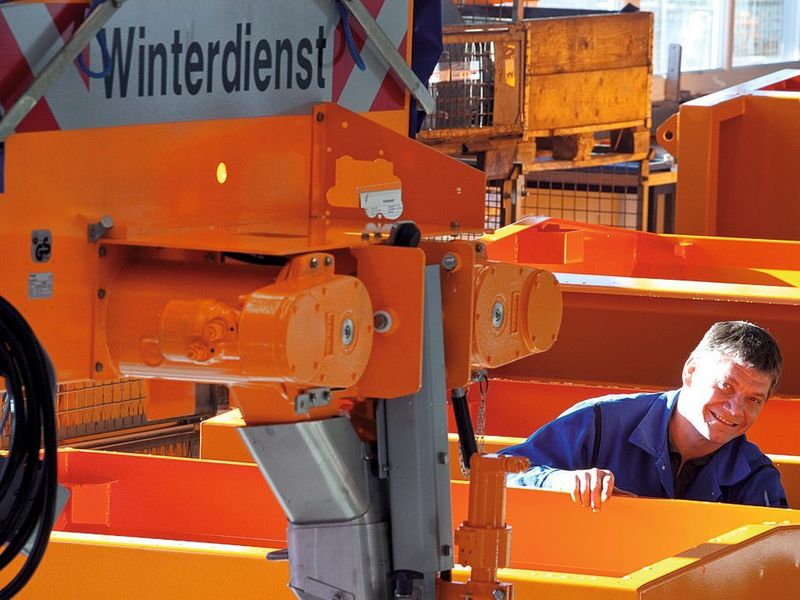 Bild 1: In den bestellarmen Monaten werden Baugruppen vorproduziert, die auftragsbezogen nach dem konkreten Auftragseingang in kürzester Zeit montiert werden können.  (Bild: Gmeiner)