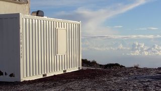 Mit Infrarot-Spektrometern lässt sich die Luftzusammensetzung in der Atmosphäre bestimmen. Auf Teneriffa betreiben das KIT und der spanische Wetterdienst gemeinsam einen Messcontainer. (Bild: Thomas Blumenstock, KIT)
