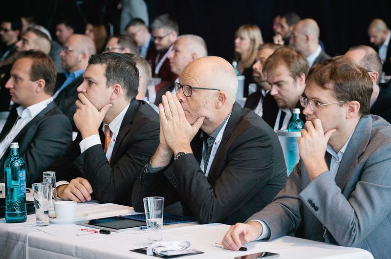 Die Eröffnungsworte von iTeam-Geschäftsführer Frank machen die Teilnehmer nachdenklich (v. l.): Nils Oehmichen (dalatias IT Solutions GmbH & Co. KG), Dirk Schultze (dima GmbH), Stefan Nacke (amexus Informationstechnik GmbH & Co. KG), Erik Scholtz (ArgonSoft GmbH). (Astrid Piethan)