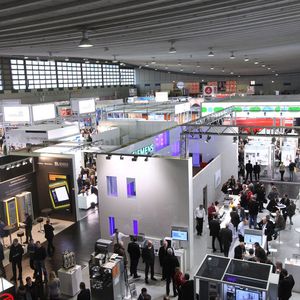 Rund 400 Aussteller sollen in fünf Messehallen das komplette Branchenangebot der Elektrotechnik und Elektronik in den Schwerpunktbereichen der Gebäude- und Industrieanwendungen präsentieren.