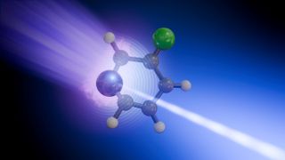 Experiment mit 3-Fluorpyridin: Ein UV-Puls (violetter Strahl von links) regt das Molekül an, und ein zeitversetzter Röntgenpuls (weißer Strahl von rechts unten) untersucht das Stickstoffatom (violette Kugel). Die Messung zeigt eine lichtinduzierte Ladungsumverteilung (violette Wolke) aus der Perspektive eines Kern-Photoelektrons von der Position des Stickstoffatoms (konzentrische Ringe). Das Fluoratom (grüne Kugel) kann ebenfalls untersucht werden und dient hauptsächlich als Marker für die Schwingungsdynamik. (Bild: European XFEL/Enrique Sahagun)