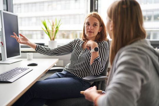 HM-Professorin Anna Kruspe lehrt und forscht zu KI-Modellen an der Fakultät für Informatik und Mathematik.(Bild:  Julia Bergmeister)