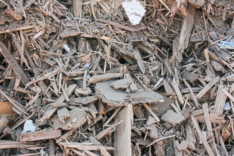 Ein Blick in den Holzhaufen lässt erkennen, wie heterogen die Struktur des als Brennstoff verwendeten Altholzes ist. (Bild: Harald Thorwarth/ Hochschule für Forstwirtschaft Rottenburg)