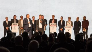 Seat Deutschland hat fünf Händler mit dem Top Dealer Award ausgezeichnet. Es gratulierten Geschäftsführer Bernhard Bauer und Seat-Vertriebsvorstand Wayne Griffiths.  (Bild: Seat)