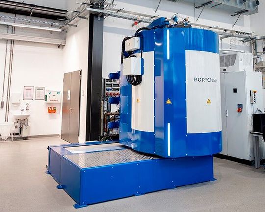 Die neue Gasborieranlage am Fraunhofer IST in Braunschweig erzeugt durch Diffusionsbehandlungen bei bis zu 1.050 °C boridische Randzonen mit außergewöhnlichen technologischen Eigenschaften. Erfahren Sie hier, was damit gemeint ist ...(Bild:  Fraunhofer IST)