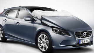 Der neue Volvo V40 verfügt serienmäßig als erstes Fahrzeug über einen Fußgänger-Airbag. (Volvo)