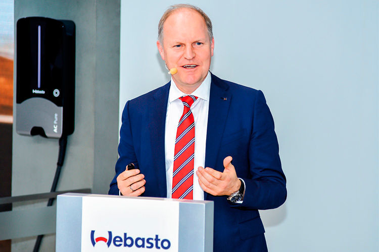 Dr. Holger Engelmann, Vorstandsvorsitzender Webasto SE, stellte auf der Pressekonferenz Komfortkonzepte „für besondere Fahrerlebnisse“ vor. (Webasto)