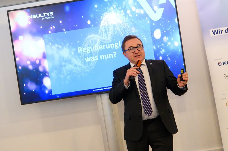 Stefan Bolleininger, Consultys Medical, hatte dem Tag in seiner Keynote eine bewusst zugespitzte These vorangestellt: Nicht die Regulierung sei der eigentliche Innovationskiller, sondern schlechte Prozesse. (Bild: Stefan Stark/Koala Agentur)