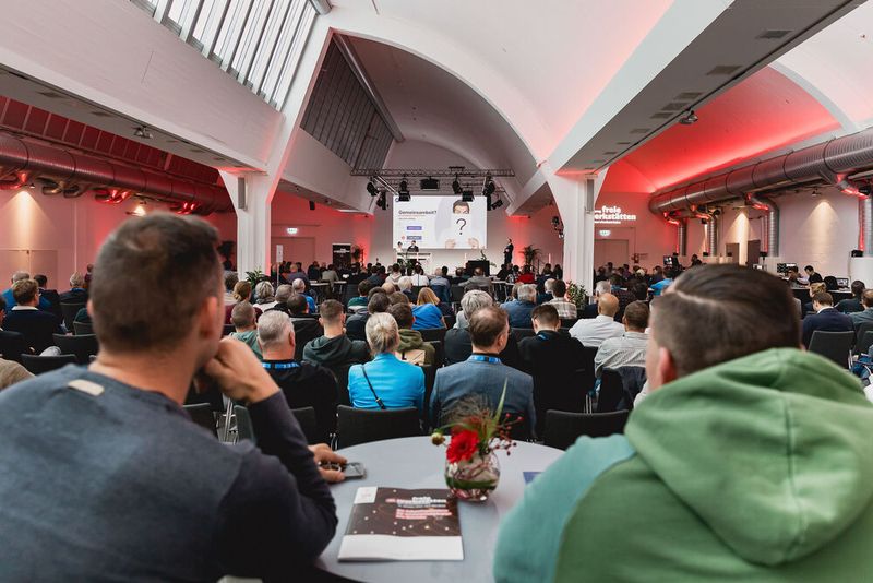 Online hin oder her: Nach wie vor genießen Vor-Ort-Veranstaltungen wie die Fachtagung Freie Werkstätten und Servicebetriebe hohes Ansehen im Markt. So manches lässt sich eben nicht per Internet vermitteln. (Bild: Stefan Bausenwein)