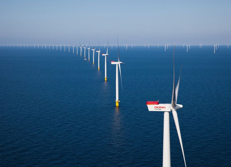 Siemens hat für das größte Offshore-Windkraftwerk Anholt insgesamt 111 Windenergieanlagen des Typs SWT-3.6-120 geliefert, installiert und in Betrieb gesetzt. Eigner des Windprojekts sind der dänische Energieversorger DONG Energy (50 %) sowie die beiden Pensionsfonds Pension Danmark (30 %) und PKA (20 %). (Bild: Soren Kjeldgaard, Siemens AG)
