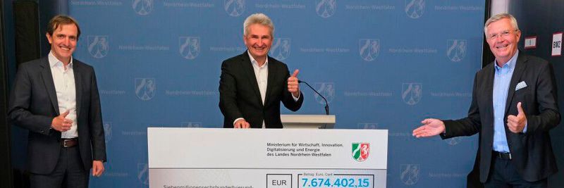 V.l.: Prof. Michael Henke (Institutsleiter des Fraunhofer IML), Minister Prof. Dr. Andreas Pinkwart und Prof. Michael ten Hompel (geschäftsführender Institutsleiter des Fraunhofer IML). (Bild:  Fraunhofer IML)