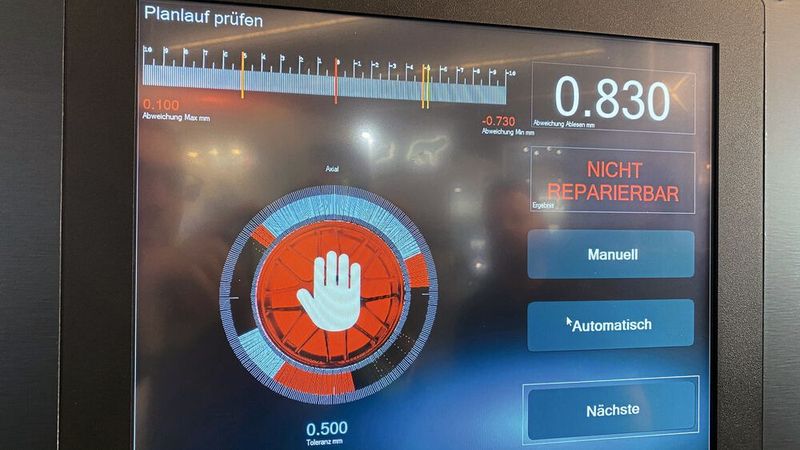 Laut dem Hersteller arbeitet der Wheeldoctor DDC konform zur TÜV-Süd-Richtlinie und verweigert die Bearbeitung, wenn der Schaden oder die Unwucht zu groß sind.  (Bild: Daniel Fuchs)