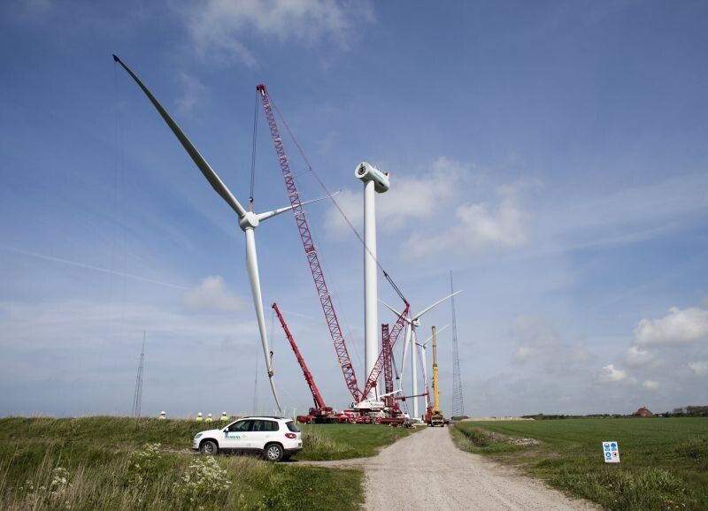 Der erste Prototyp der Weltrekord-Windturbine auf dem Weg durch Dänemark, bei Aufbau und Tests (Siemens)