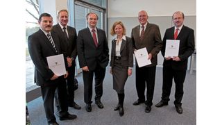 Minister Haseloff mit Förderbescheidempfängern: 
v.l.n.r.: Frank Weiße (IAB Bitterfeld), Dr. Michael Pies (Lanxess Deutschland), Dr. Reiner Haseloff (Wirtschaftsminister Sachsen-Anhalt), Dr. Nadja Hermsdorf (IAB Bitterfeld), Prof. Dr. Michael Schenk (Fraunhofer IFF Magdeburg ), Prof. Dr. Andreas Heilmann (Fraunhofer IWM Halle)  (Bild: Fraunhofer IFF/ Dirk Mahler)