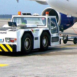 Beim Pushback mit Stange wird das Flugzeug wie ein Zwei-Achs-Anhänger mit Drehdeichsel bewegt.Bild: Globe Ground Berlin