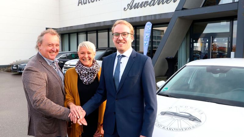 Die Geschäfte der Innung Niederbayern leiteten über viele Jahre erfolgreich der stellvertretende Obermeister Wolfgang Ziegler, die stellvertretende Geschäftsführerin der Kreishandwerkerschaft Landshut Frau Anke Wimmer und Obermeister Christoph Dusl. (Bild: Klasing)