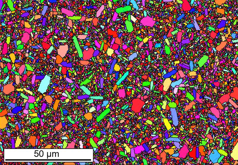Korngrenzflächen in Keramik Keramische Materialien sind wahre Alleskönner und kommen in zahlreichen Bereichen zum Einsatz, sei es in der Medizin, im Maschinenbau oder in der Elektronik. Um sie weiter zu verbessern und ihre Eigenschaften gezielt zu steuern, schauen sich Empa-Forschende deren mikroskopische Struktur an und richten den Blick auf die Korngrenzen zwischen den einzelnen mikroskopisch kleinen kristallinen „Stückchen“ des Materials. Da sich die Korngrenzen physikalisch und chemisch von den Körnern selbst unterscheiden, sind sie für die Materialwissenschaft besonders interessant. Sie können etwa Defekte begünstigen oder aber wünschenswerte Eigenschaften hervorbringen. Jede Farbe in dieser mittels Elektronenrückstreubeugung erstellten Abbildung oben entspricht einer anderen Ausrichtung des Korns Hier gehts zur Originalmeldung Wissenschaftsbild des Tages vom 28.4.2026  (Bild: Empa)