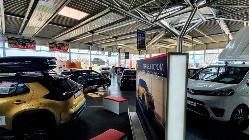 Auch in der Neuwagenausstellung zeigt Auto Saxe Zubehörmöglichkeiten wie Dachboxen oder Fahrradträger. (Bild: Mauritz – kfz-betrieb)