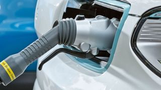 Hält die Bundeskanzlerin an ihrem Vorhaben fest, bis 2020 eine Million E-Autos auf die Straßen zu bringen?  (Kia)