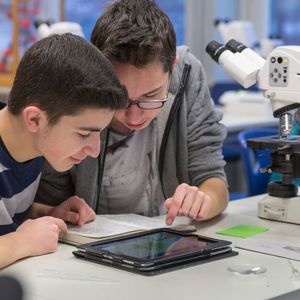 Biologieunterricht am Hainberg Gymnasiums in Göttingen mit Zeiss Mikroskopen.