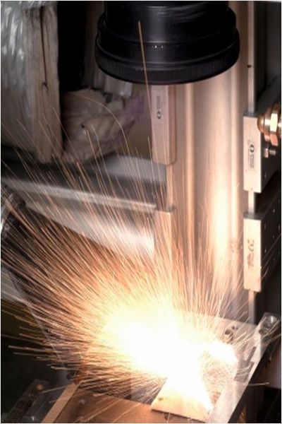 Bild 4: Remoteschneiden von 0,5 mm dickem Edelstahlblech.  (Bild: ILT)