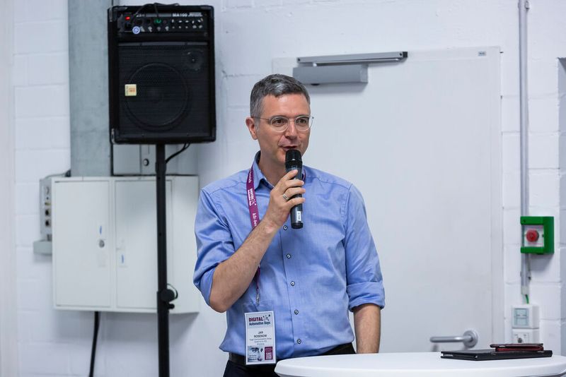 Spannende Aspekte zu dem Thema lieferte auch Jan Rosenow, Ressortleiter Service und Technik »kfz-betrieb«. (Stefan Bausewein)