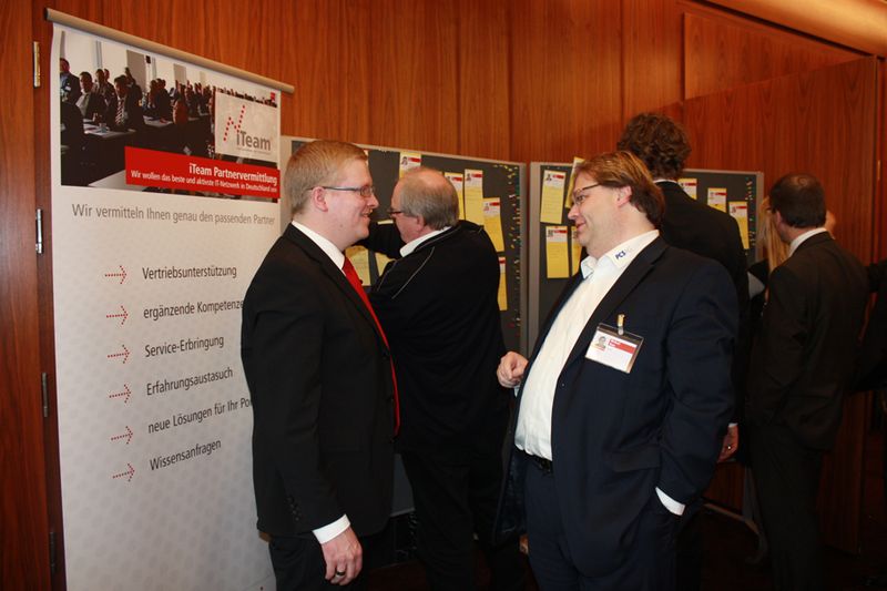 Bereits in der ersten Pause war das Schwarze Brett mit den Kontakt-Anfragen gut besucht – sehr zur Freude von iTeam-Mitarbeiter Holger Esseling. (Archiv: Vogel Business Media)