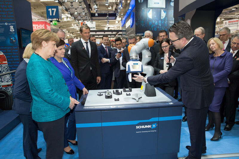 Hand in Hand mit dem Roboter: Am Schunk-Messestand konnte Merkel live erleben, wie die Zusammenarbeit von Mensch und Roboter in der smarten Produktion gelingen kann. (www.svencichowicz.de)