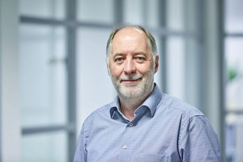 Bild 3: Dipl.-Ing. Bernhard Böden, Geschäftsführer der Power Innovation Stromversorgungstechnik GmbH im niedersächsischen Achim südöstlich von Bremen, setzt auf Batterietechnik beim Laden von E-Mobilen.  (Bild: Phoenix Contact)