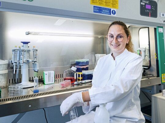 Doktorandin Katrin Gradl bei Arbeiten im Zellkulturlabor(Bild:  J. Krpelan / Leibniz-LSB@TUM)