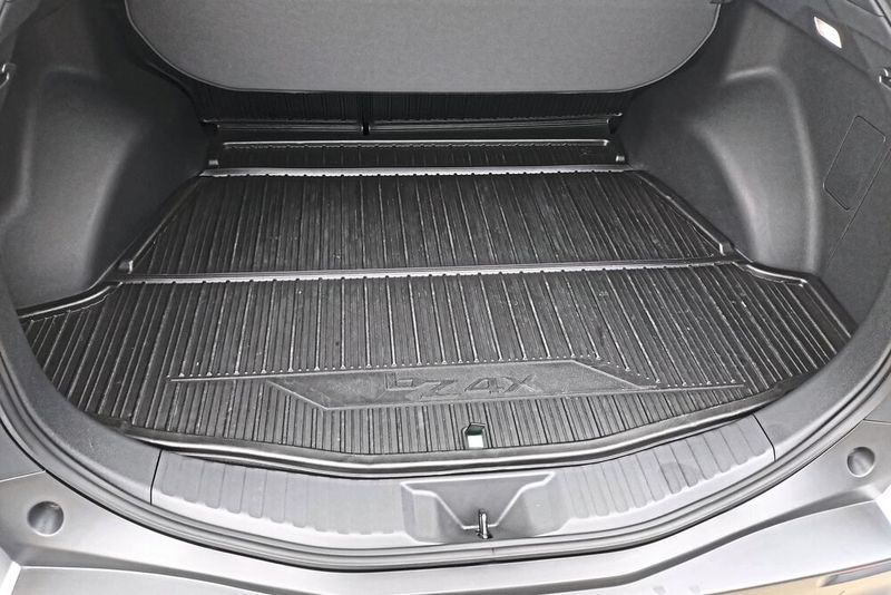 Der Kofferraum fasst mindestens 480 Liter. Allerdings fehlen praktische Taschen oder Netze an den Seiten. (Bild: Sven Prawitz/Vogel Communications Group)