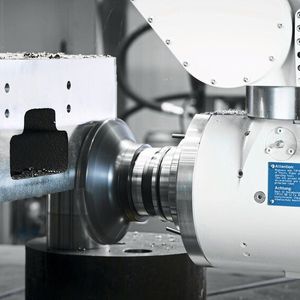 Infrage kommt das Nachrüsten besonders für Lohnfertiger, denn ihnen bietet die simulierte Y-Achse eine preiswerte und einfach machbare Erweiterung bestehender Drehmaschinen. Die Zusatzoption eignet sich etwa für Unternehmen aus den Branchen Windenergie, Öl und Gas sowie dem Erzbereich.