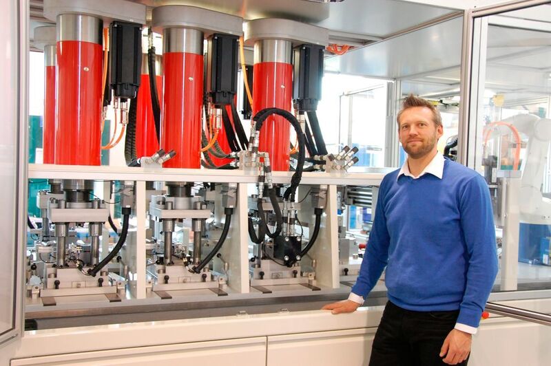 Wo große Kräfte walten: Der Rexroth Planetengewindetriebe in einer Maschine der Firma Solomatic. Martin Bunk ist bei Bosch Rexroth für Vertrieb Fabrikautomation zuständig. (Bild: Bosch Rexroth)