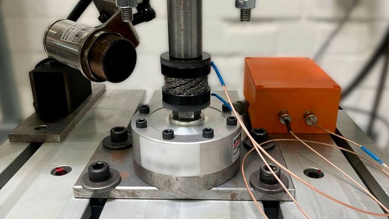 Ein Metallkissen im Testaufbau.(Bild:  Fraunhofer LBF)