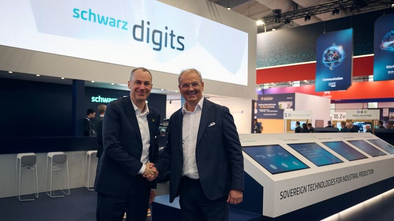 Cedrik Neike (links), Mitglied des Vorstands der Siemens AG und CEO von Siemens Digital Industries, und Bernie Wagner, CSO von Schwarz Digits, nach der Vertragsunterzeichnung auf der Hannover Messe 2026.(Bild:  Jonathan Schule/Schwarz Digits)