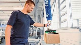 Der neue Multigreifer von Schmalz macht universelles Greifen von Kartons in unterschiedlichen Größen und Qualitäten möglich. (Schmalz)