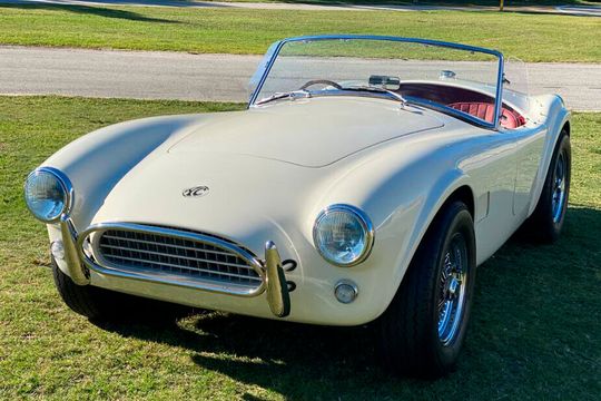 Noch in diesem Jahr will AC Cars die Cobra im Stile der ersten Serie mit Elektroantrieb anbieten. Zum Vergößern bitte anklicken.(Bild:  AC Cars)
