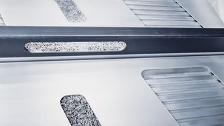 Die spezielle Materialstruktur des Gehäuses besteht aus zwei festen Aluminiumblechen, die einen inneren Kern aus Aluminiumschaum umschließen. (Bild: Fraunhofer IWU)