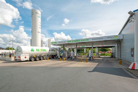 Die Alternoil Reefuel LNG-Tankstelle befindet sich bei Vechta, direkt an der A1.(Bild:  Timo Lutz Werbefotografie/ Reefuelery)